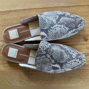 Chic Snakeskin Patterned Loafers